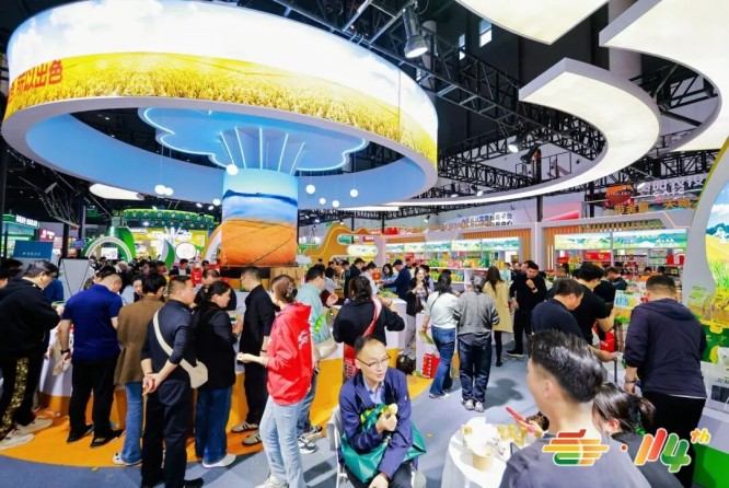 秋糖展位是“黄金矿”，新锐零食品牌如何用资质当“铲子”？
